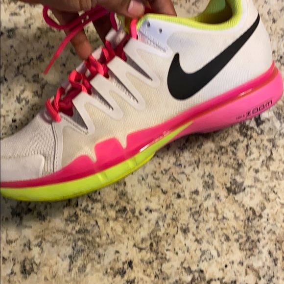 Nike - Picture 3 of 5